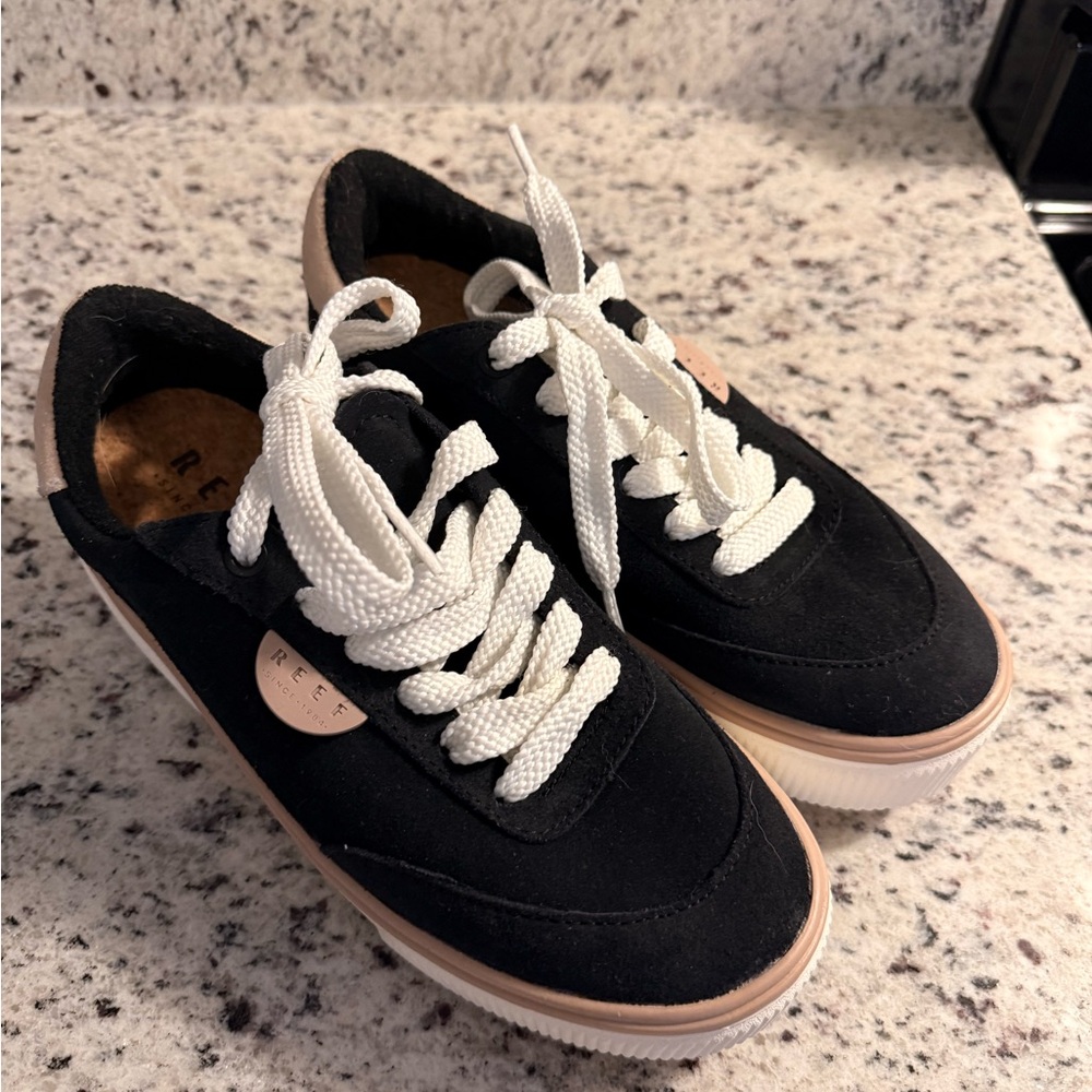 Reef Women's Black and Cream Sneakers - Picture 4 of 5